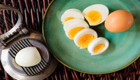 Qual é a interpretação do sonho de comer ovos cozidos para Ibn Sirin?
