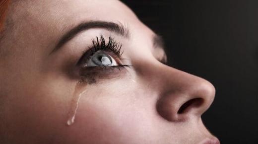 इब्न सिरीनच्या आवाजाशिवाय अश्रूंनी रडण्याबद्दलच्या स्वप्नाचा अर्थ