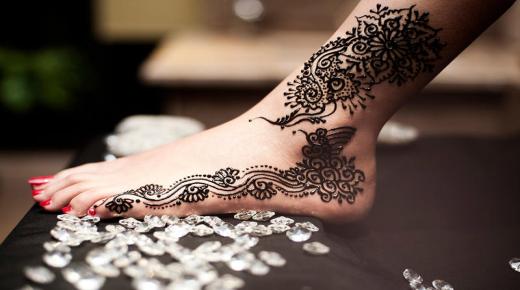Interpretación de un sueño sobre henna en los pies de una mujer casada por Ibn Sirin