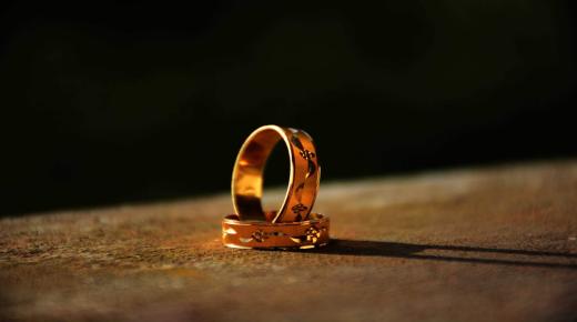 การตีความความฝันเกี่ยวกับแหวนทองคำสำหรับผู้หญิงที่แต่งงานแล้วตาม Ibn Sirin