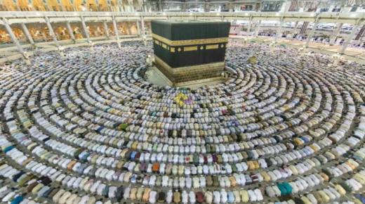 Interprétation d'un rêve de prière dans la Grande Mosquée de La Mecque pour une femme mariée dans un rêve d'Ibn Sirin