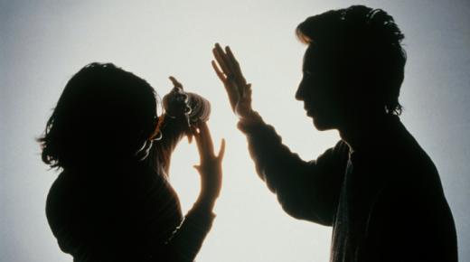 इब्न सिरिन द्वारा एकल महिलाओं के लिए चेहरे पर हाथ मारने के सपने की व्याख्या