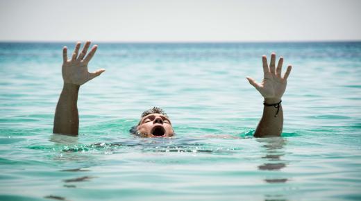 Իբն Սիրինի կողմից ծովում խեղդվելու և մահվան մասին երազի մեկնաբանություն
