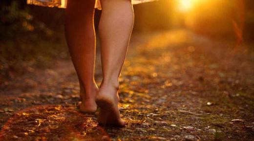 Tumačenje snova o hodanju bosih nogu za udatu ženu od Ibn Sirina