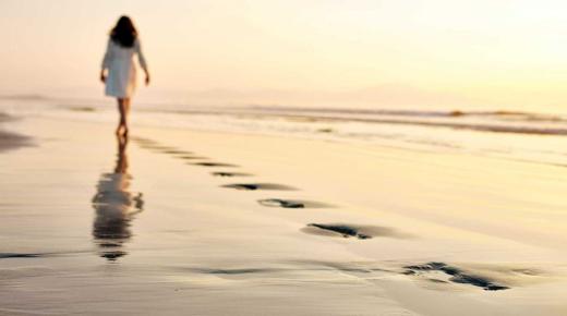 Interpretação de um sonho de caminhar sobre o mar para uma mulher casada