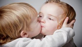 Ερμηνεία ενός ονείρου για το φιλί ενός κοριτσιού από το στόμα της από τον Ibn Sirin