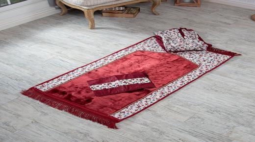 Дознајте за толкувањето на сонот на молитвениот килим на Ибн Сирин