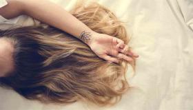 Толкување на сонот за боење руса коса за самохрани жени од Ибн Сирин