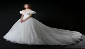L'interprétation 50 la plus importante d'un rêve d'une robe blanche pour une femme divorcée dans un rêve