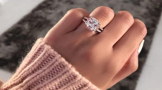 Научете го толкувањето на сонот за носење златен прстен за мажена жена