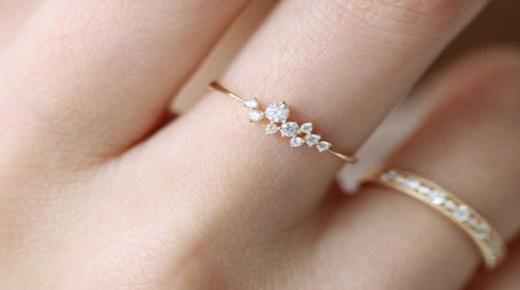 Μάθετε την ερμηνεία ενός ονείρου σχετικά με το να φοράτε δύο δαχτυλίδια για ανύπαντρες γυναίκες