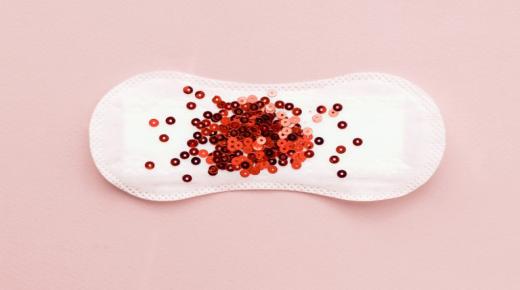 Interpretacja widzenia krwi menstruacyjnej we śnie dla kobiety w ciąży autorstwa Ibn Sirina i starszych uczonych