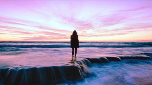 Дознајте повеќе за толкувањето на гледањето морето во сон за самохрана жена, според Ибн Сирин
