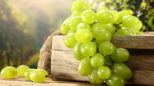 What did Ibn Sirin say about seeing grapes in a dream?