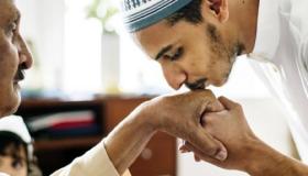 Φιλώντας το χέρι σε ένα όνειρο Al-Usaimi
