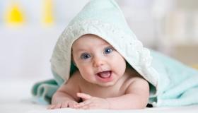 10 indikoj pri vidado de bebo ridetanta en sonĝo de Ibn Sirin, konu ilin detale