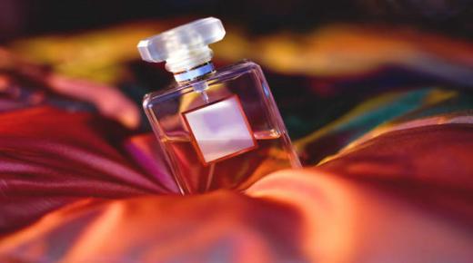 Přečtěte si o výkladu nošení parfému ve snu od Ibn Sirina