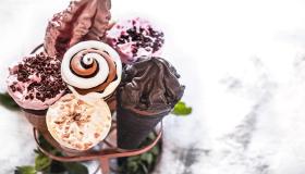 Дознајте повеќе за толкувањето на сонот за јадење сладолед за самохрана жена во сон според Ибн Сирин