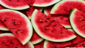 Qual é a interpretação do sonho de comer melancia vermelha em um sonho, segundo Ibn Sirin?