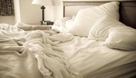أهم 20 تفسير لرؤية شخص ينام في سريري لابن سيرين