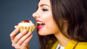 Ποια είναι η ερμηνεία της κατανάλωσης γλυκών σε ένα όνειρο για ανύπαντρες γυναίκες σύμφωνα με τον Ibn Sirin;