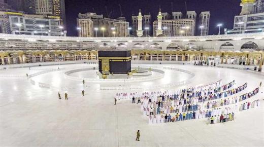 Interpretação de um sonho conduzindo os fiéis na Grande Mesquita de Meca