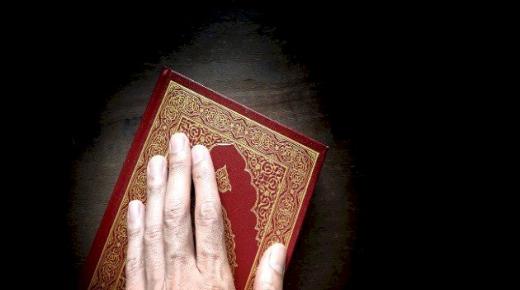 Толкување на пцуењето на Куранот во сон и толкување на заколнувањето на Куранот во сон за самохрани жени